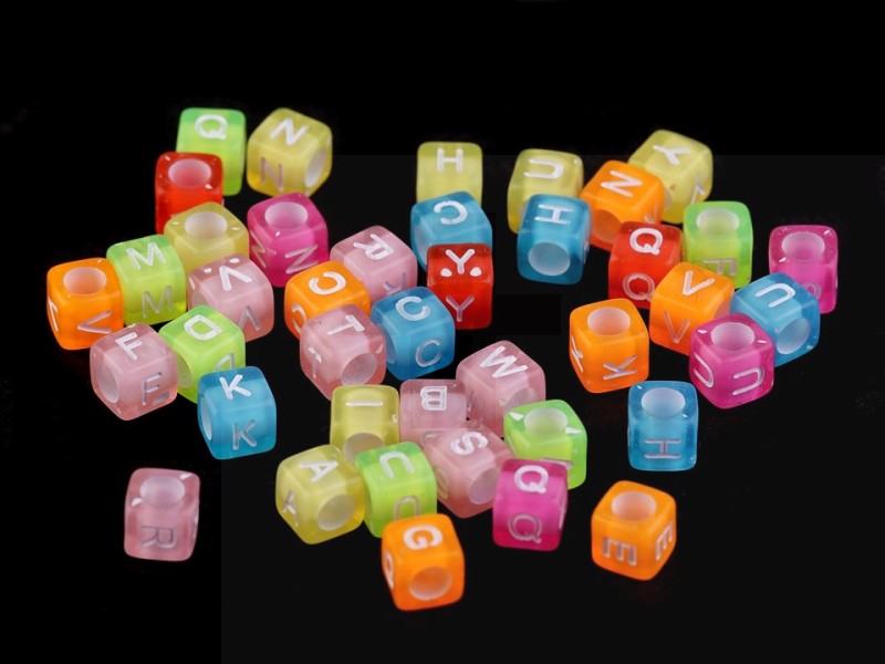 Műanyag gyöngyök betűkkel és számokkal - 90 db/csomag Gyöngy-,gyöngyfűző