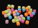 Műanyag gyöngyök betűkkel és számokkal - 90 db/csomag Gyöngy-,gyöngyfűző